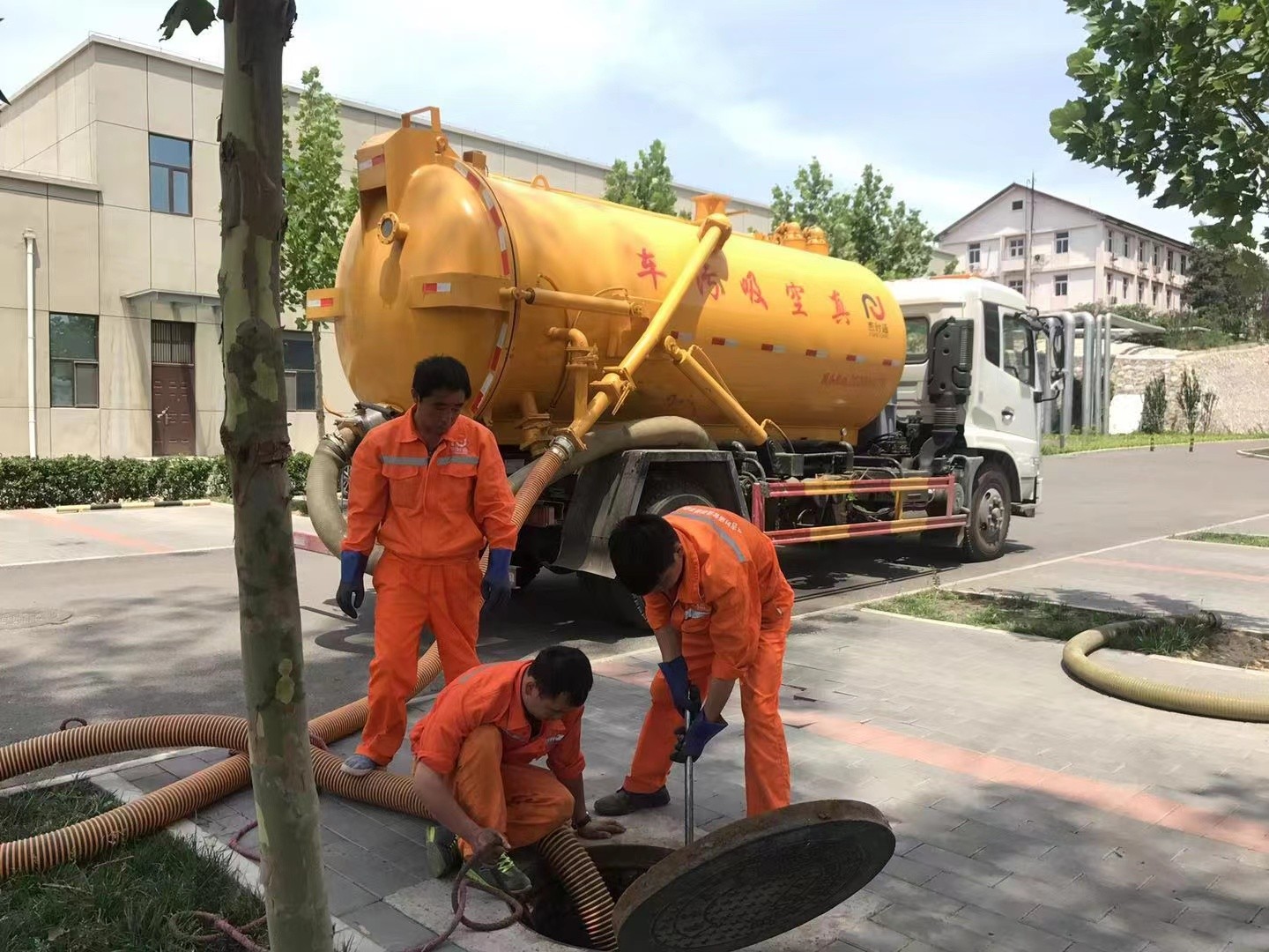 会昌管道疏通车停在窨井附近