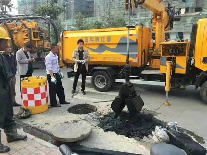 会昌街道：网格员化身“清道夫”，为民解忧疏通“堵心”化粪池