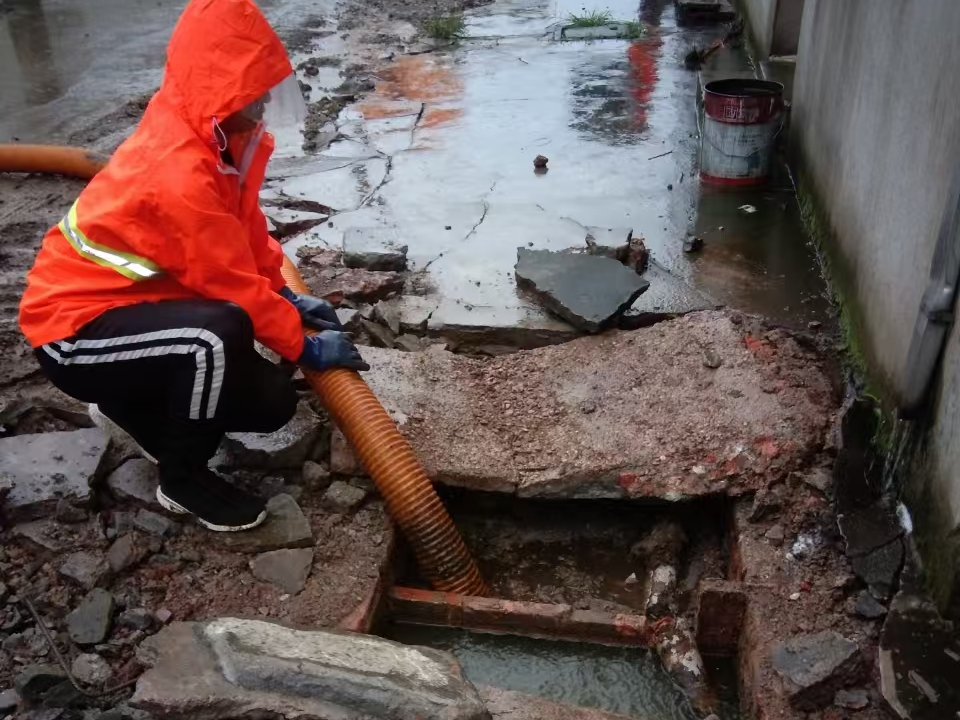 会昌专业清理污水池 炜誉市政以规范流程守护城市 “肠道”